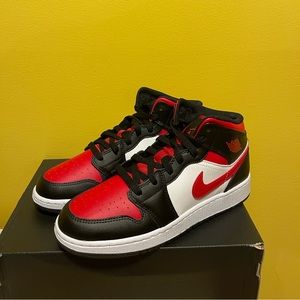 Jordan 1 mid bred toe 6Y/ 7.5W